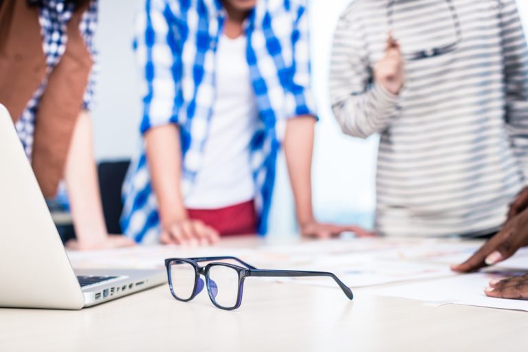 Blog 1 Team choosing between different SEO agencies for their business website.