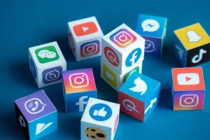Different social media platform logos on cubes.